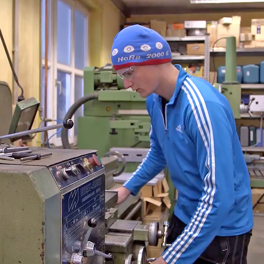 HoRa-Werkstatt Mitarbeiter an einer Maschine in der HoRa-Werkstatt
