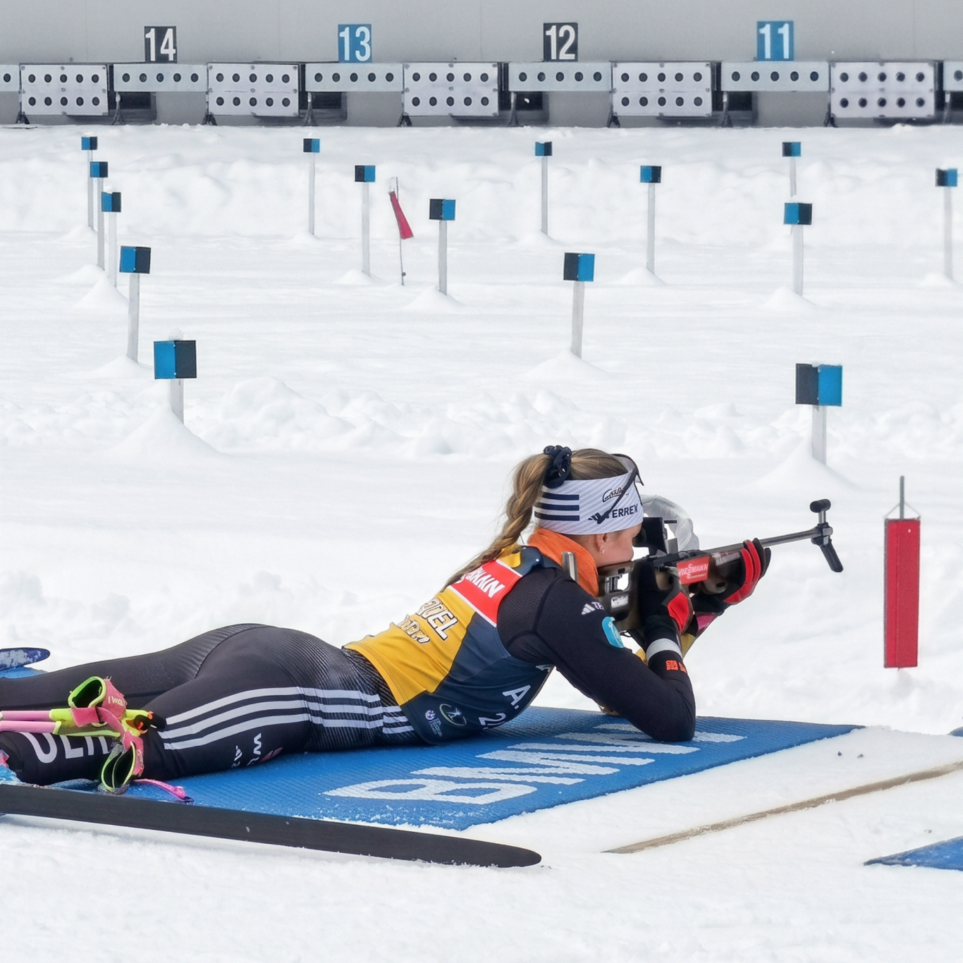 Biathlet beim Liegendanschlag Biathlet am Schießstand beim Liegendanschlag